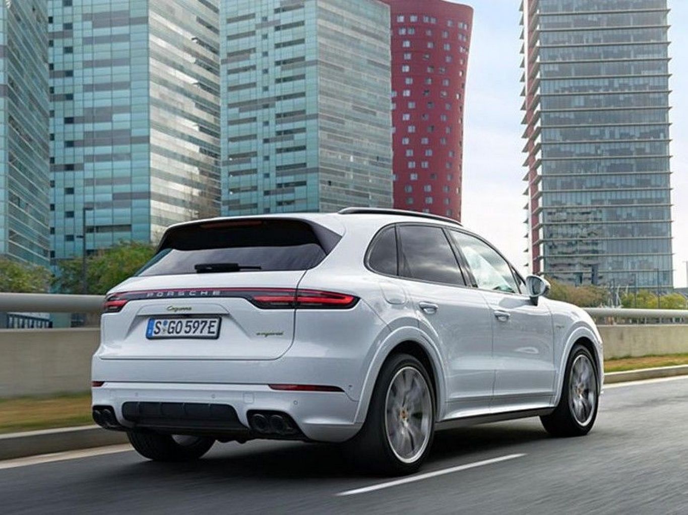 Porsche Cayenne ganha sua versão híbrida plugin, a EHybrid