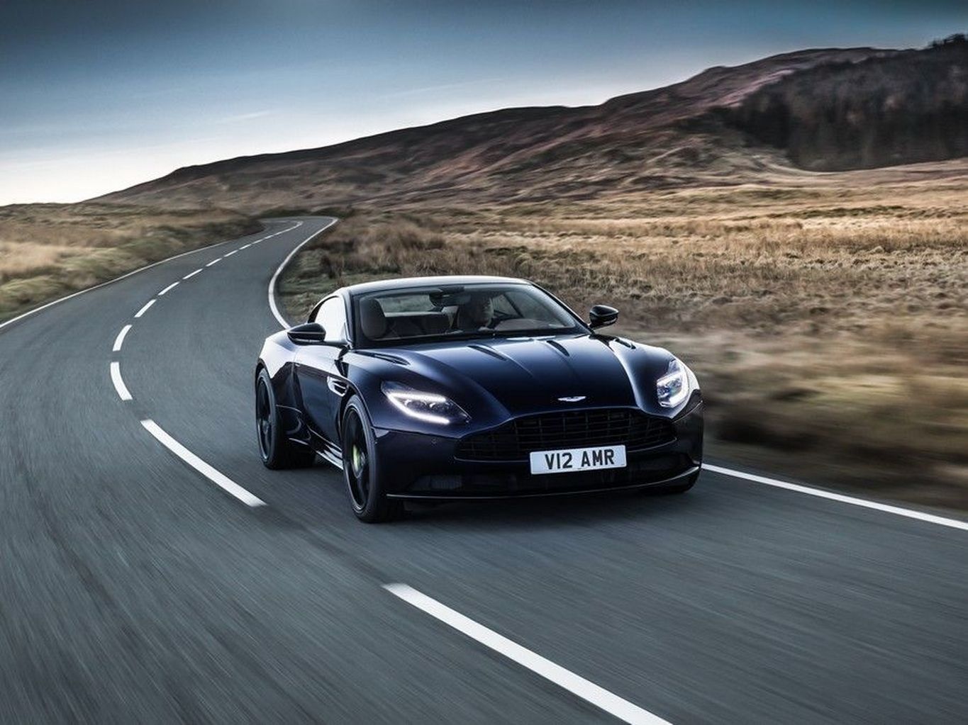 aston martin revela a versão mais nervosa do db11, a amr | kbb.br