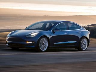 Reprovado pela Consumer Reports, Tesla Model 3 arruma freios com atualização online. E é aprovado