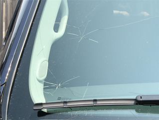 Para-brisa rachado ou lascado? Saiba como resolver