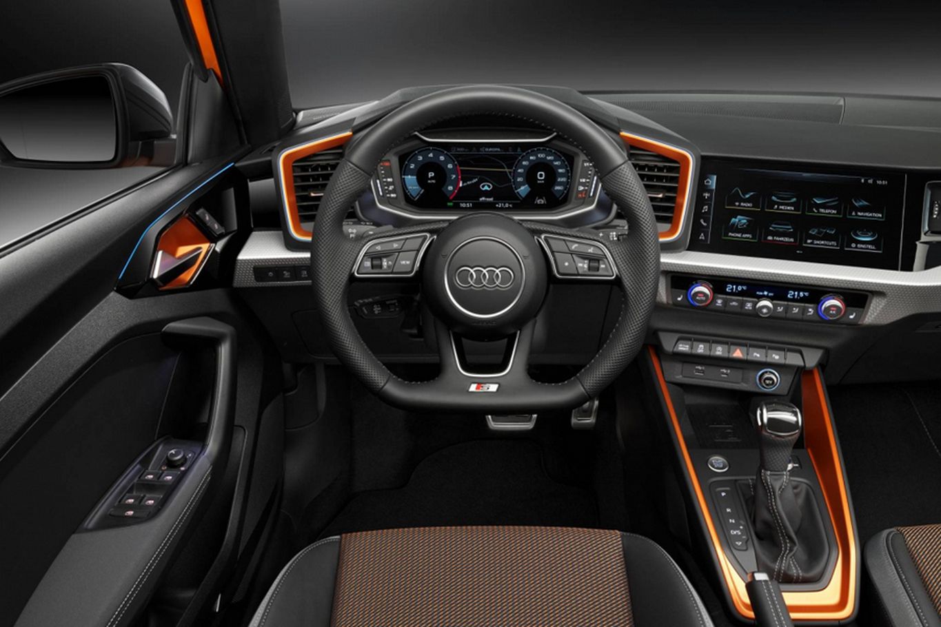 Interior combina detalhes em aço escovado e laranja