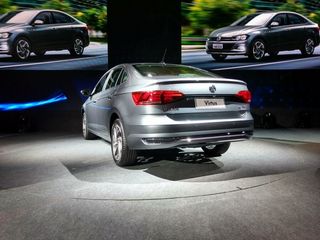 VW Virtus tem tamanho próximo ao do Jetta, mas deverá custar bem menos