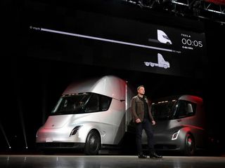 Tesla Semi, totalmente elétrico, promete ser o McLaren F1 dos caminhões