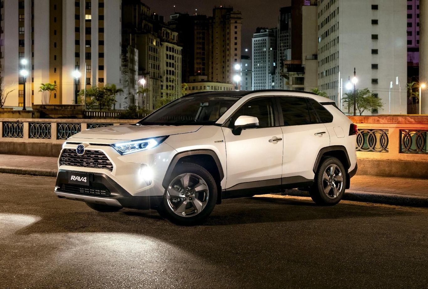 Toyota RAV4 ganha conectividade e fica até R 18 mil mais caro