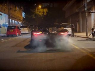 Apollo IE faz borrachão nas ruas de Hong Kong. E grita um bocado no processo