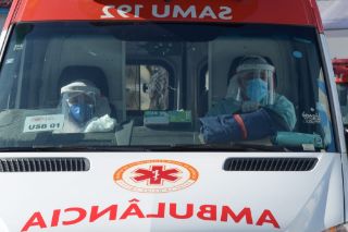 Serviço AutoPapo - Ultrapassar sinal vermelho para abrir caminho para ambulâncias dá multa?