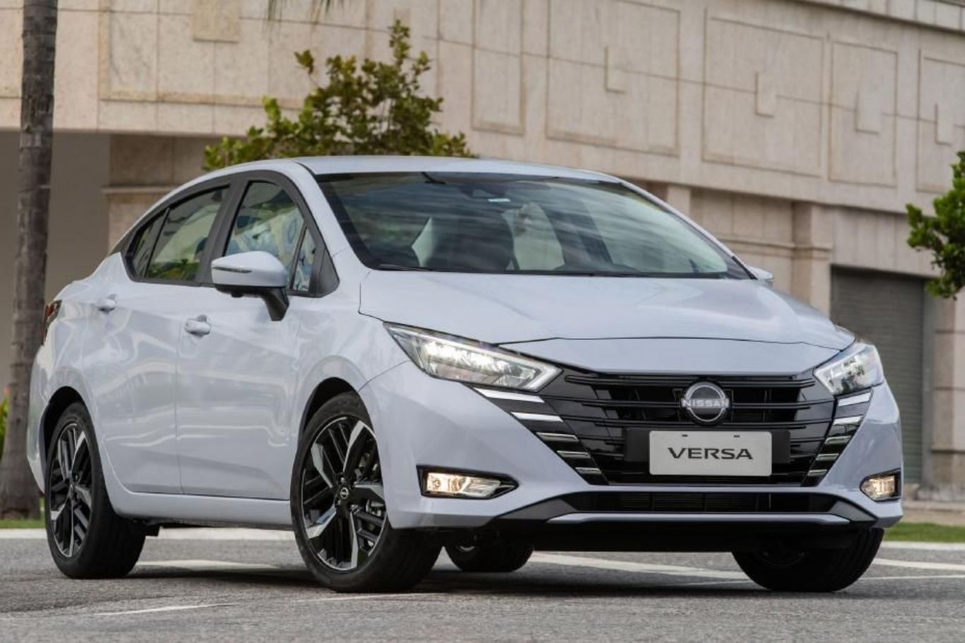 Nissan Versa 2024 muda visual e ganha equipamentos; veja os preços