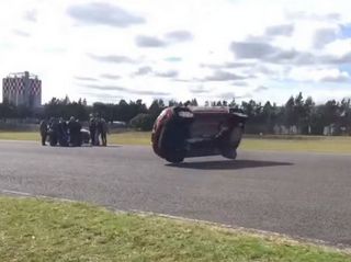 Renault Sandero Stepway capota em gravação de comercial