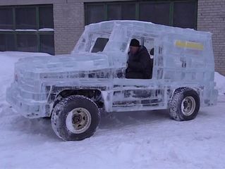 Siberiano cria um Mercedes-Benz Classe G de gelo. E o dirige pela Rússia