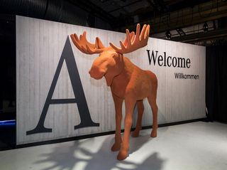 Mercedes-Benz Classe A chega a sua quarta geração tirando sarro da primeira