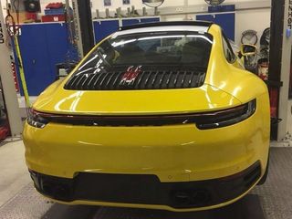 Nova geração do Porsche 911, chamada 992, aparece sem disfarces na Alemanha