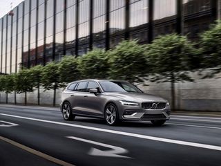 Volvo V60 mostra por que as peruas ainda têm muita lenha pra queimar