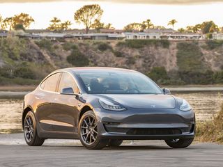 Tesla Model 3 vende mais que o Toyota Corolla nos EUA e vira parâmetro para a indústria
