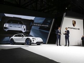 Porsche surpreende e leva ao Salão de Genebra o Mission E Cross Turismo