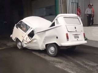Walking Dead - VW Kombi leva uma árvore no lombo e continua a rodar