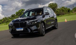 BMW X7 é SUV grandalhão e luxuoso que acelera feito esportivo