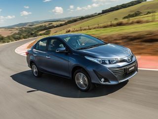 Primeira volta KBB™ - Toyota Yaris Sedan XLS